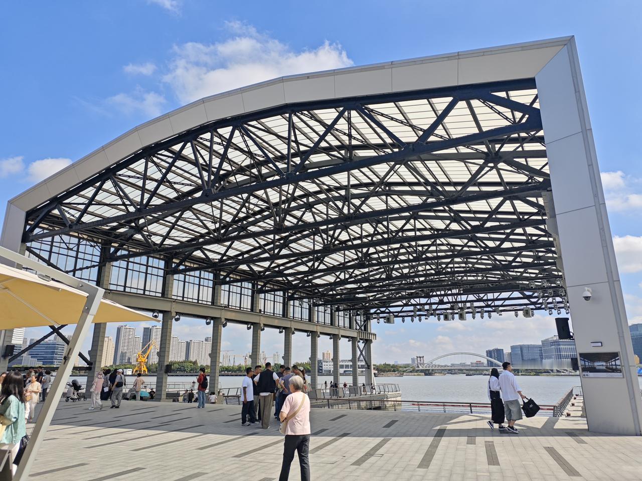 上海最火的西岸，竟是中国百年民族工业的起点。因工作需要出差来上海，有幸见识到另一