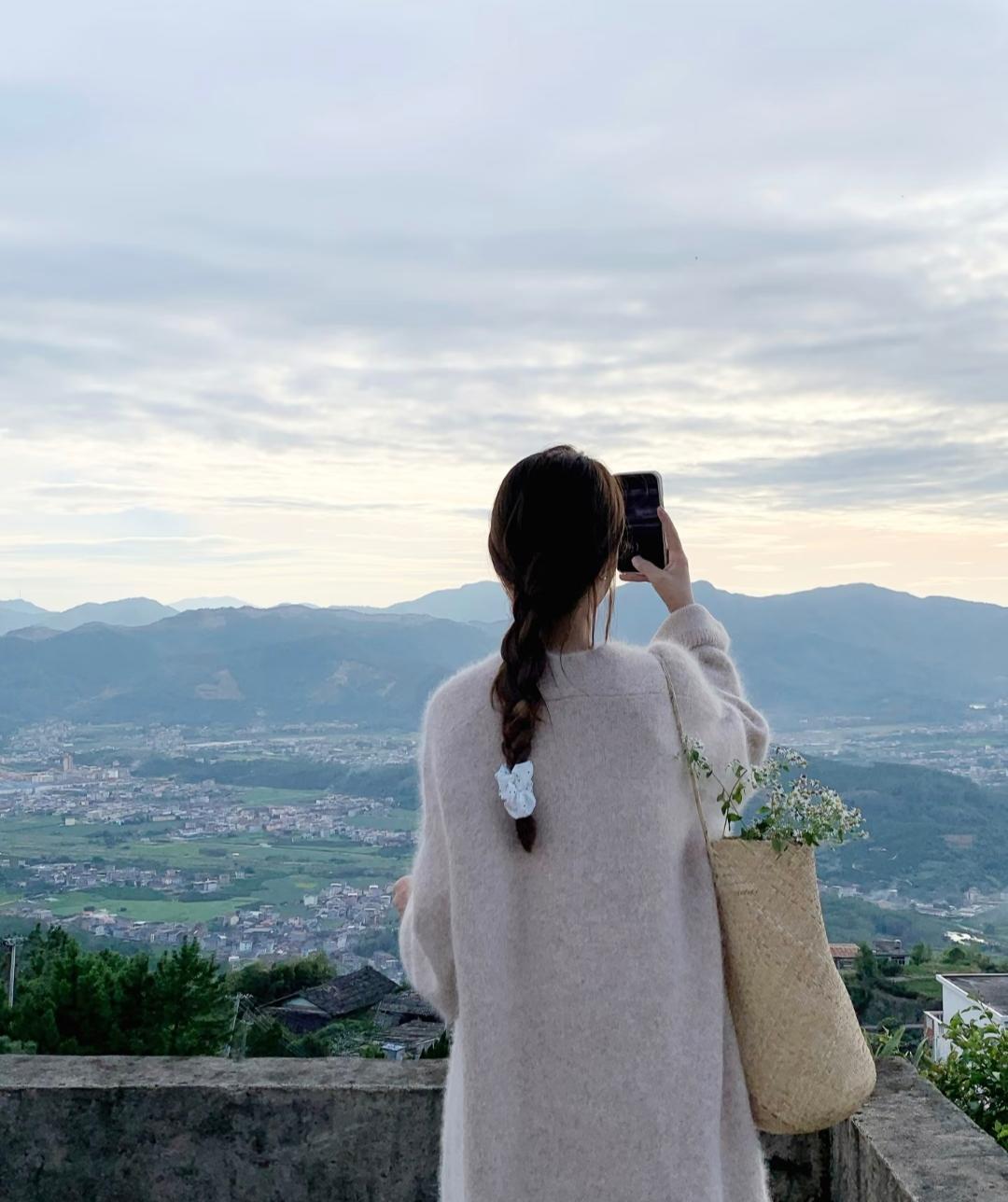 我发现了一个情况
中年最好的模样无非
就是
少出门
尽量也不要与他人来往
有时间