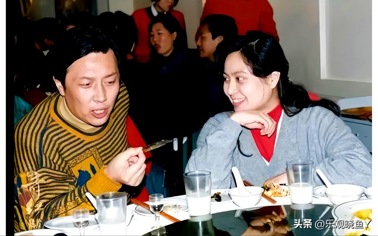 这是唐国强和妻子壮丽婚后一年在一起用餐时的一张老照片，拍摄于一九九四年。彼时唐国
