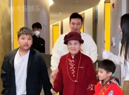黄圣依与杨子的育儿方式引起关注。黄圣依更偏向精细育儿，而杨子则显得放养。在离婚后