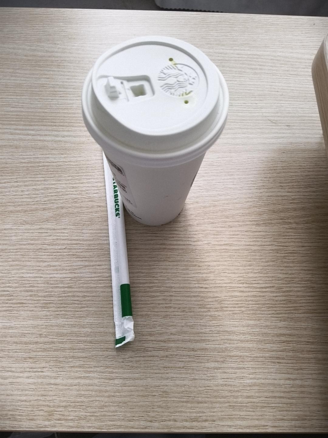 早晨，部门领导领了一个新入职的小女孩各处转转熟悉一下情况，介绍给老人认识。
  