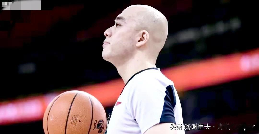 广东输球为啥赛后都说“光头裁判”，杜锋失算！没料到杨鸣手里有“秘密武器”，还一下