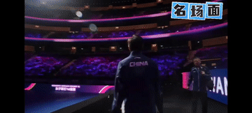 VS 王曼昱 
教练不应该先走先落座吗？而且见到教练还不打招呼？尊敬师长的优良传