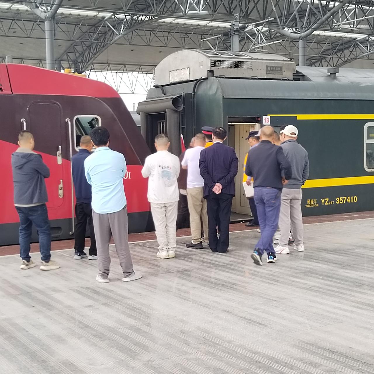 这些人竟然连火车头和车盒子挂一起也围观，这得给人家那些干活的火车司机多大压力啊？