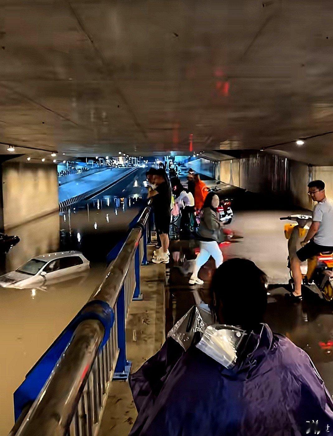 大雨后的路桥下面 