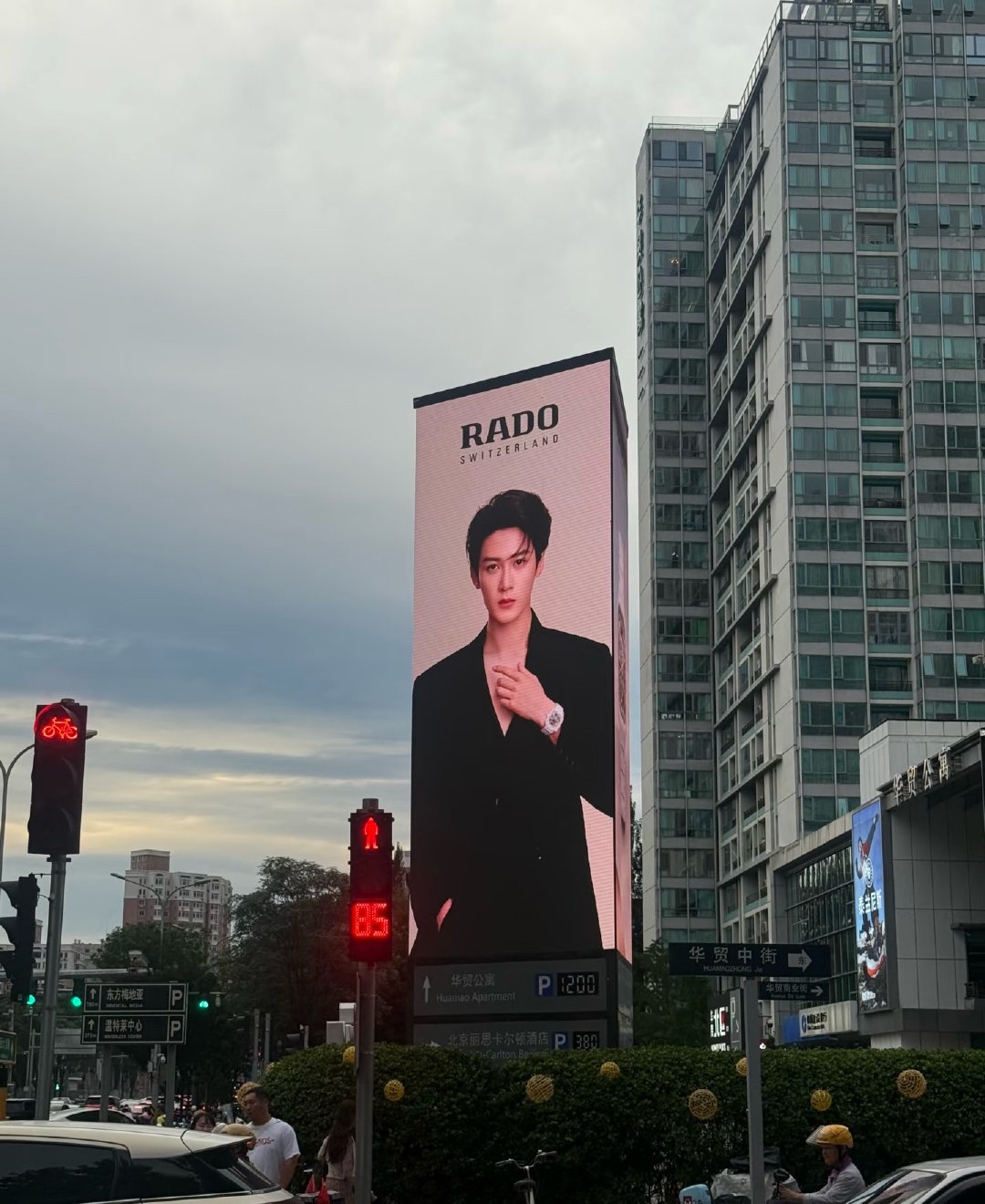雷达表在SKP附近投的广也太帅了吧路过的人很难不被吸引看一眼 