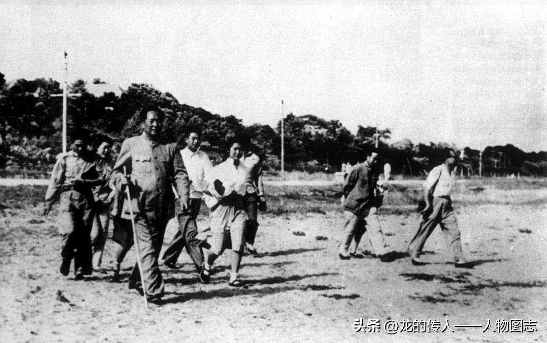 1954年毛主席在北戴河海滨