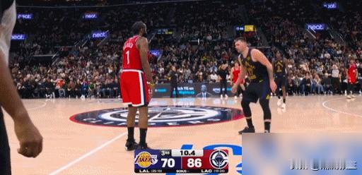 41岁，战斧劈扣。
第三节最后几秒，抢断，冲刺，起跳。那个身影和20年前重叠，