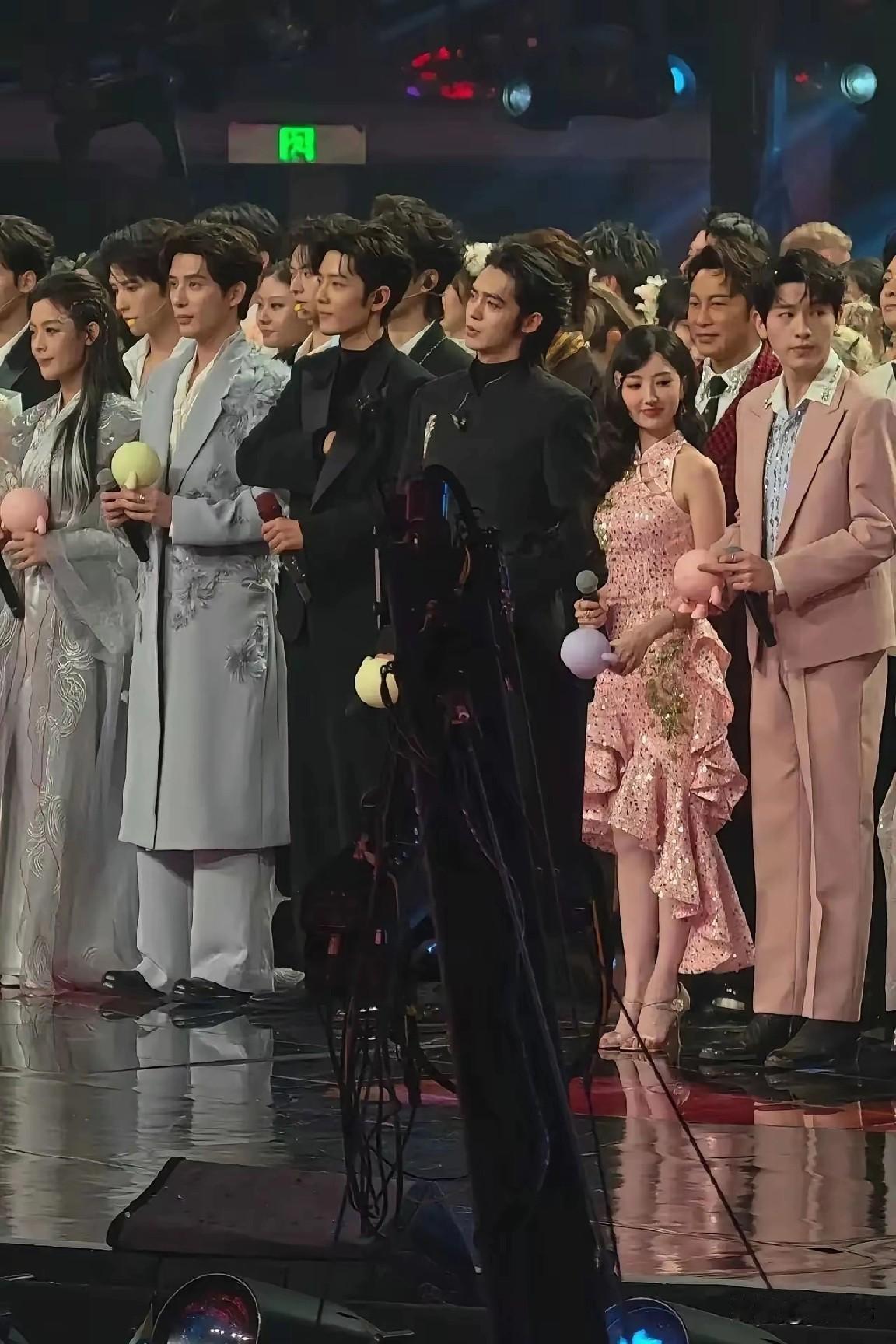 她居然是最矮的那个
毛晓彤官方身高显示是163，目测这对高跟鞋至少都有10厘米以