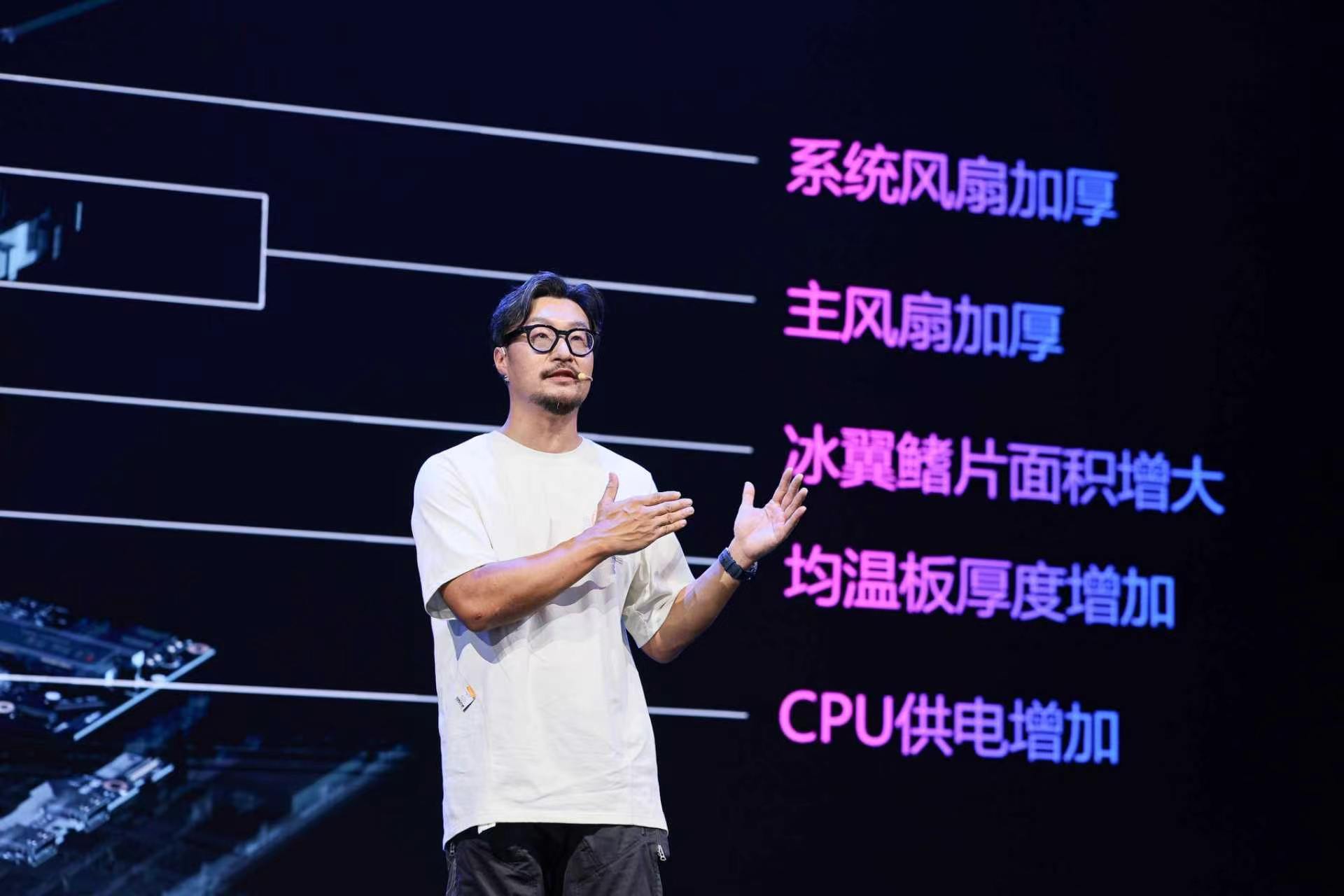 ROG二十年信仰依旧。枪神10新品登场，不管是性能还是屏幕体验，都给到了极致。懂
