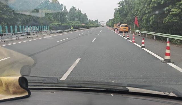 长途黑车贴黑膜上高速让乘客躺下【河南13人死亡车祸后 ：当地不少拼车群解散，有客