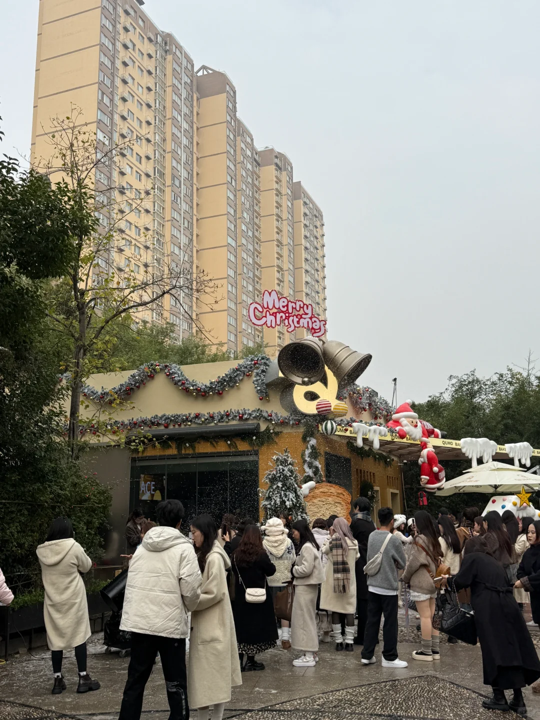 谁能解释西安路边这种现象。。😅😅