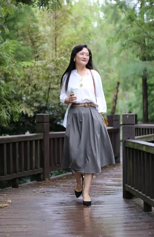 人到中年，必须认真打扮自己！这可不是为了取悦别人，而是对生活最基本的尊重。
中年