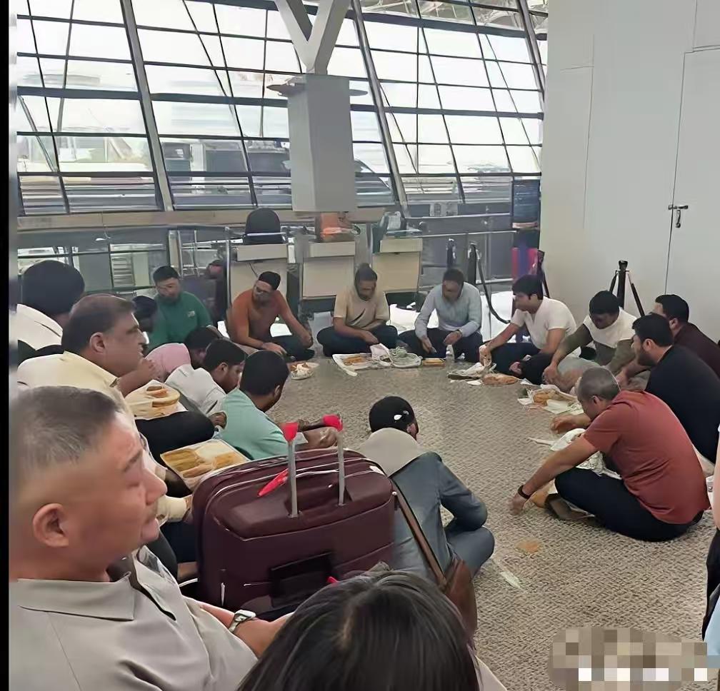 真佩服印度人的适应能力。上海机场因台风飞机停飞了，这群印度人赶的飞机也飞不了。