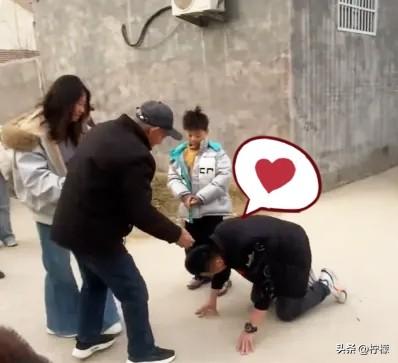 泪目了！
山东菏泽的王大哥过完年，
揣着行李准备带着妻儿外出工作，刚走出院子，“