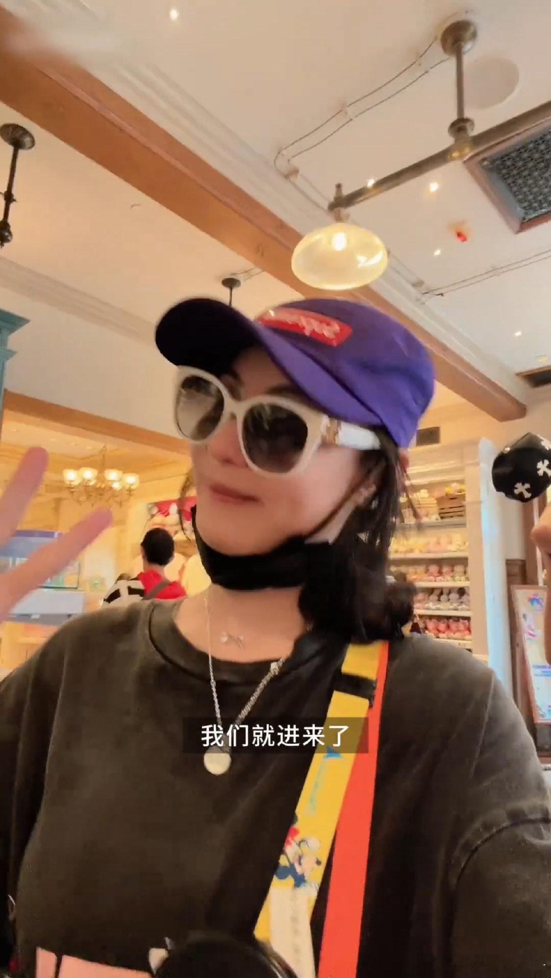 张柏芝包机票带粉丝去迪士尼  谁说追星只是单向付出，张柏芝直接给粉丝包机票去香港