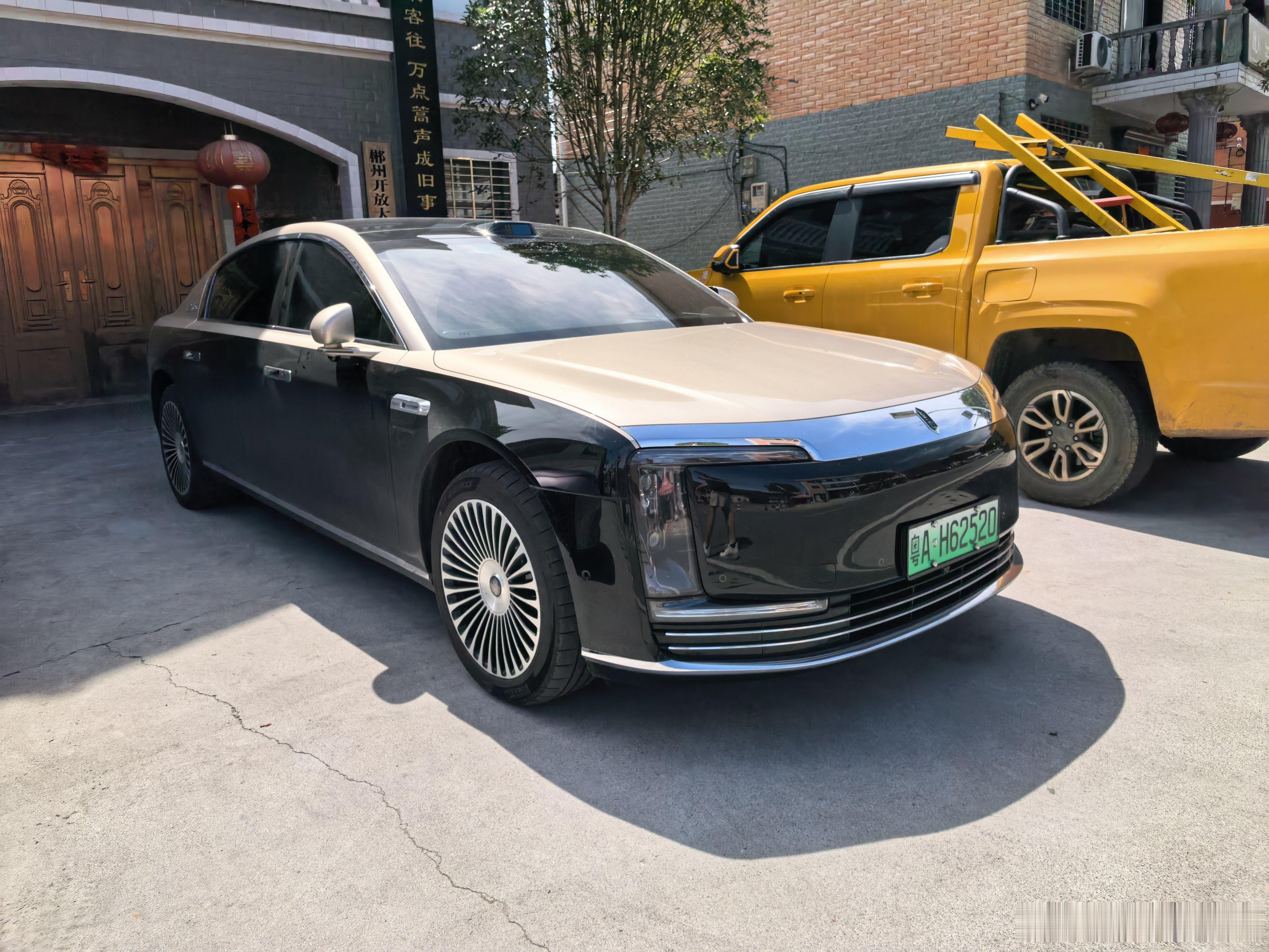回程路上发现这个村里停着一台尊界S800，看来搞旅游村还是蛮赚钱的
