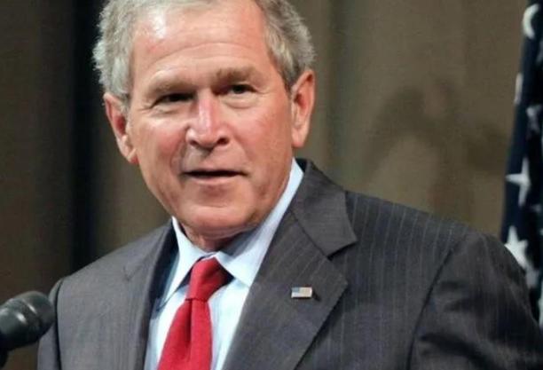 小布什在任时，解决了萨达姆，但来不及解决塔利班。奥巴马在任时，解决了卡扎菲，但仍