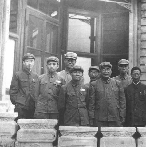 1950年，朱德与驻外武官第一次会议的同志合影，前排左三为刘志坚。新中国成立后，
