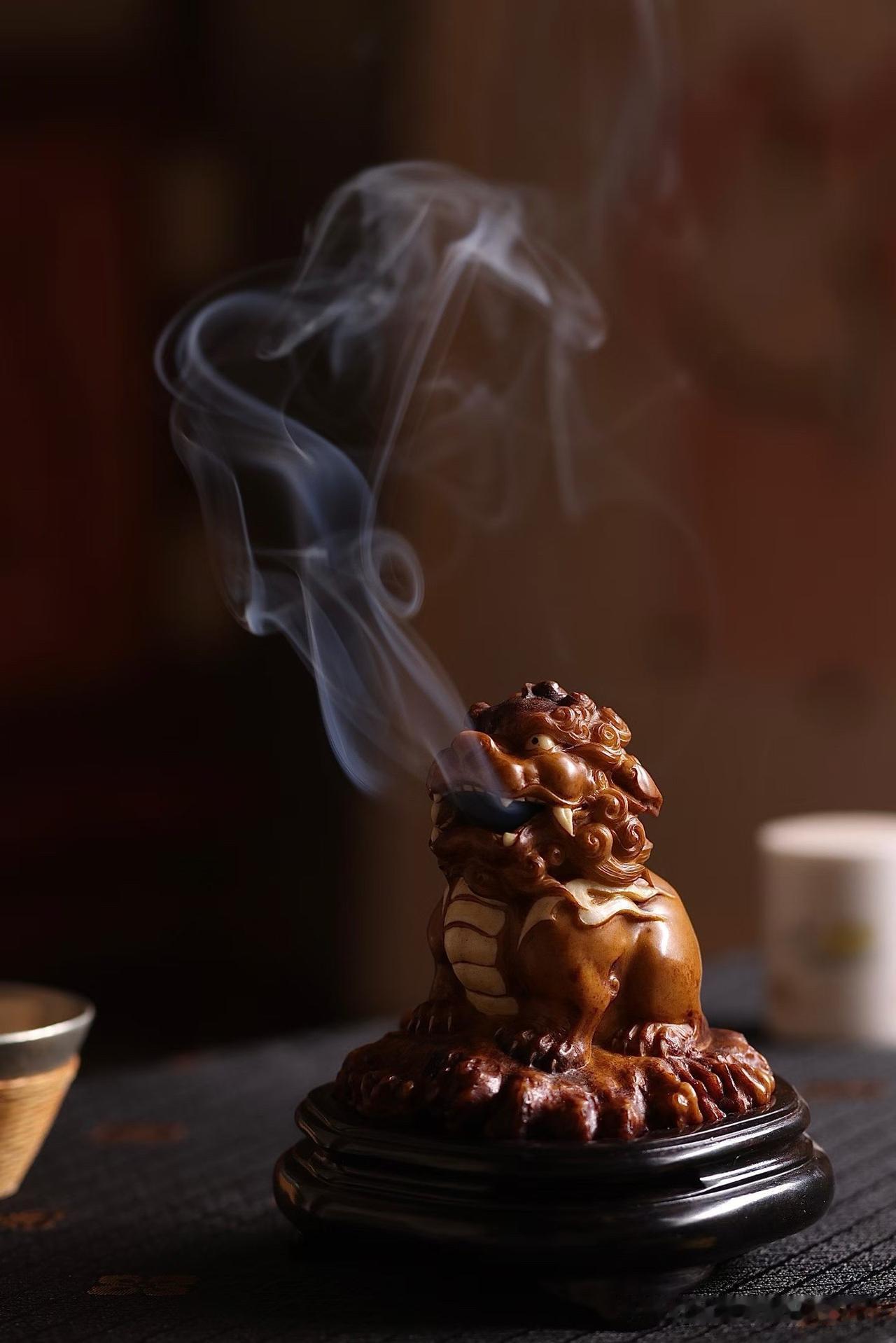 案头一尊貔貅，便添几分沉稳气场。

鹿角天然肌理与手工雕刻相映成趣，圆润饱满的造