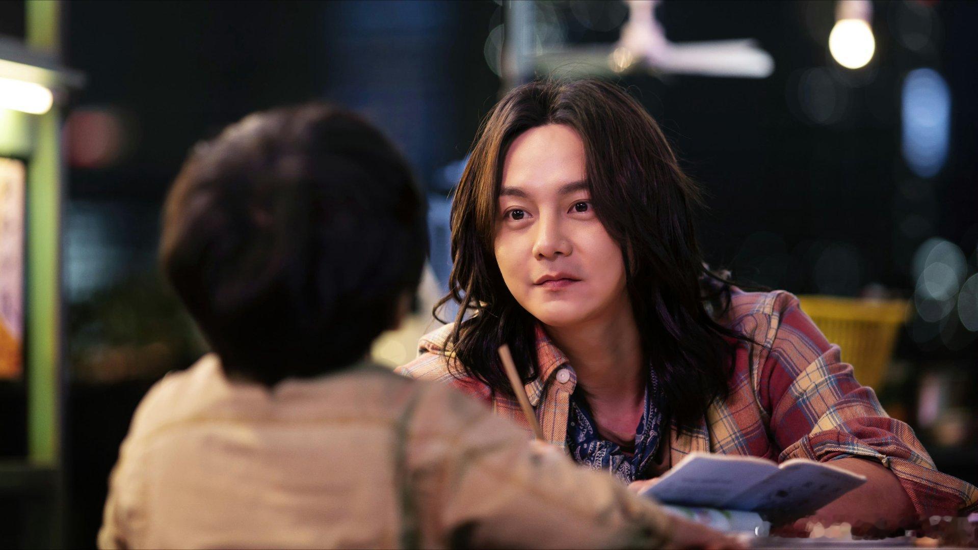 尹正发型在变但温情底色不变《飞驰人生》到现在七年了，尹正的发型从长发飘飘变成了利