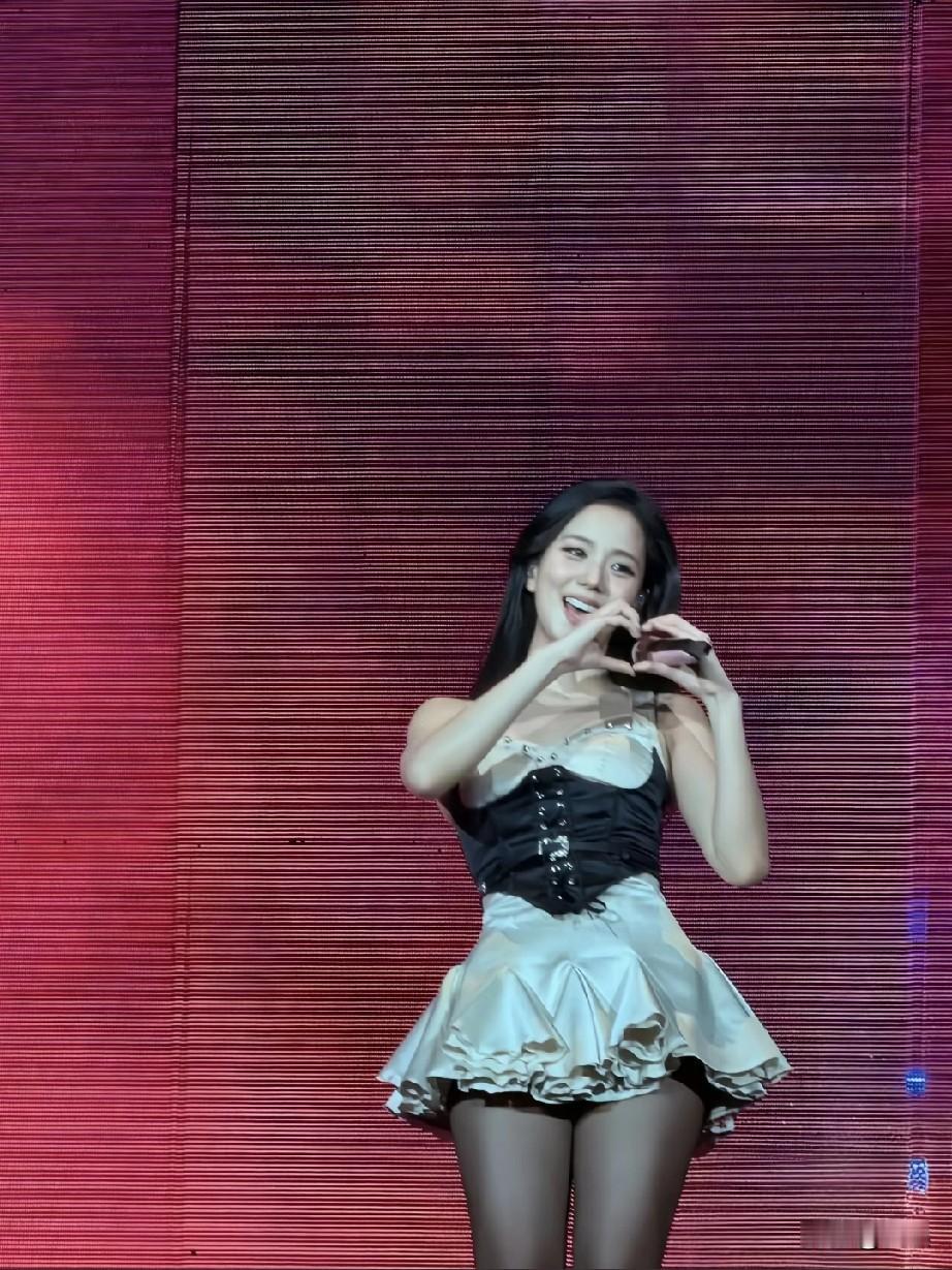舞台上的金智秀， 一袭设计感满满的裙装，双手比心的瞬间，温柔与甜意都要溢出来啦。