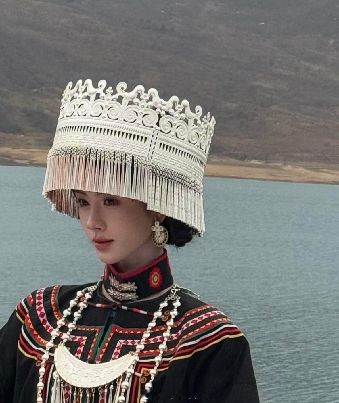 在冶勒湖偶遇鞠婧祎  网友在冶勒湖偶遇鞠婧祎拍摄，这个民族风造型好美！什么时候能