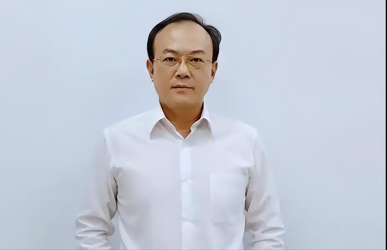 台湾岛上那层窗户纸，这次是被一个自己人从里面捅破的。彰化师大副教授李其泽，一个在
