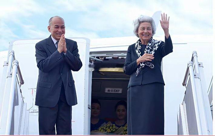 90岁的莫尼列太后如果把头发染成黑色绝对比现在才70多岁的马克龙老婆漂亮 