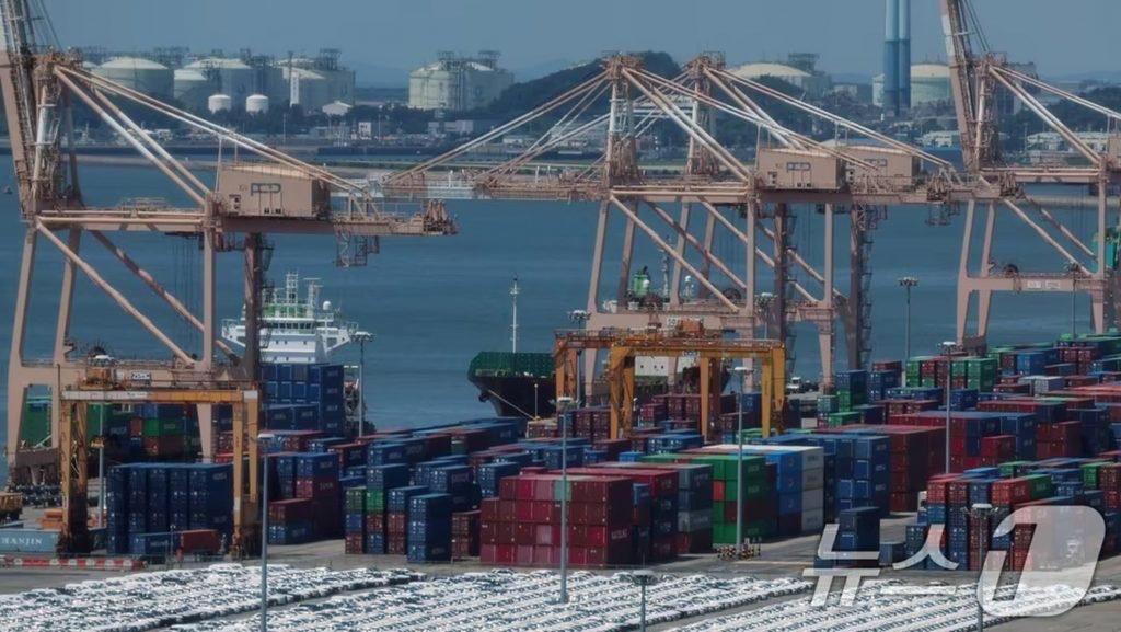 提醒你注意一个国家：在芯片、造船、军工甚至汽车的全线爆发下，韩国今年的年出口额极