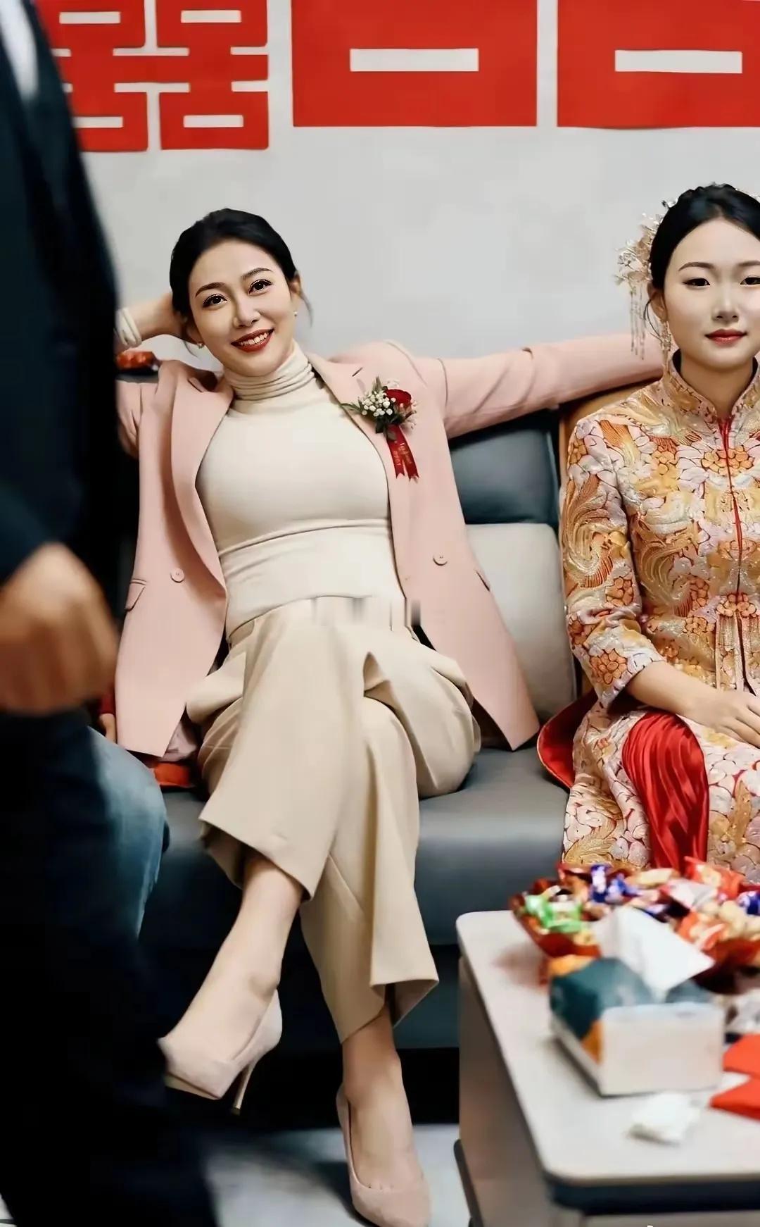 看这表情，丈母娘很满意这个女婿 