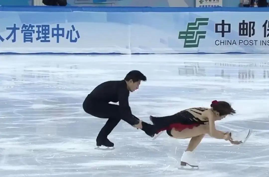 1.2米腾空！隋文静钢钉腿再破纪录
 
冰刀刚擦过冰面，隋文静脚踝的钢钉就传来一
