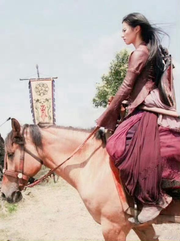十六七八岁就在试镜好莱坞电影女主角，试镜两三年，19岁才敲定出演，20岁全球上映