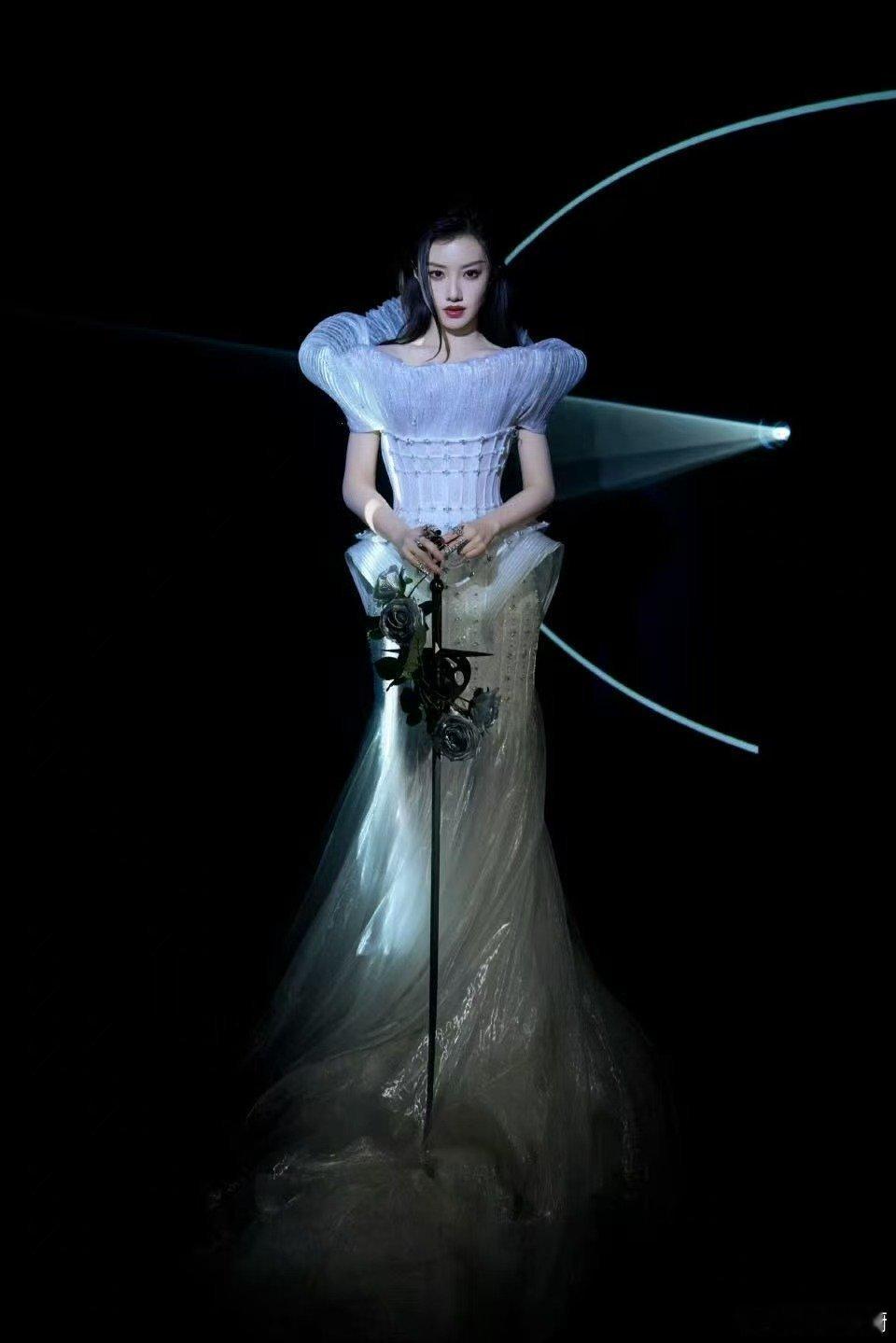 王鹤润银玫瑰在指尖绽放冷光，裙摆褶皱藏着月光的诗行。星河为冠，碎钻作尘，每一步都