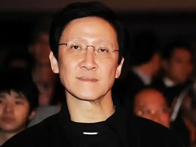 向华强上可活，惹向华胜必死，这是港圈无人不知、无人不认可的铁律。
 
在九龙皇帝