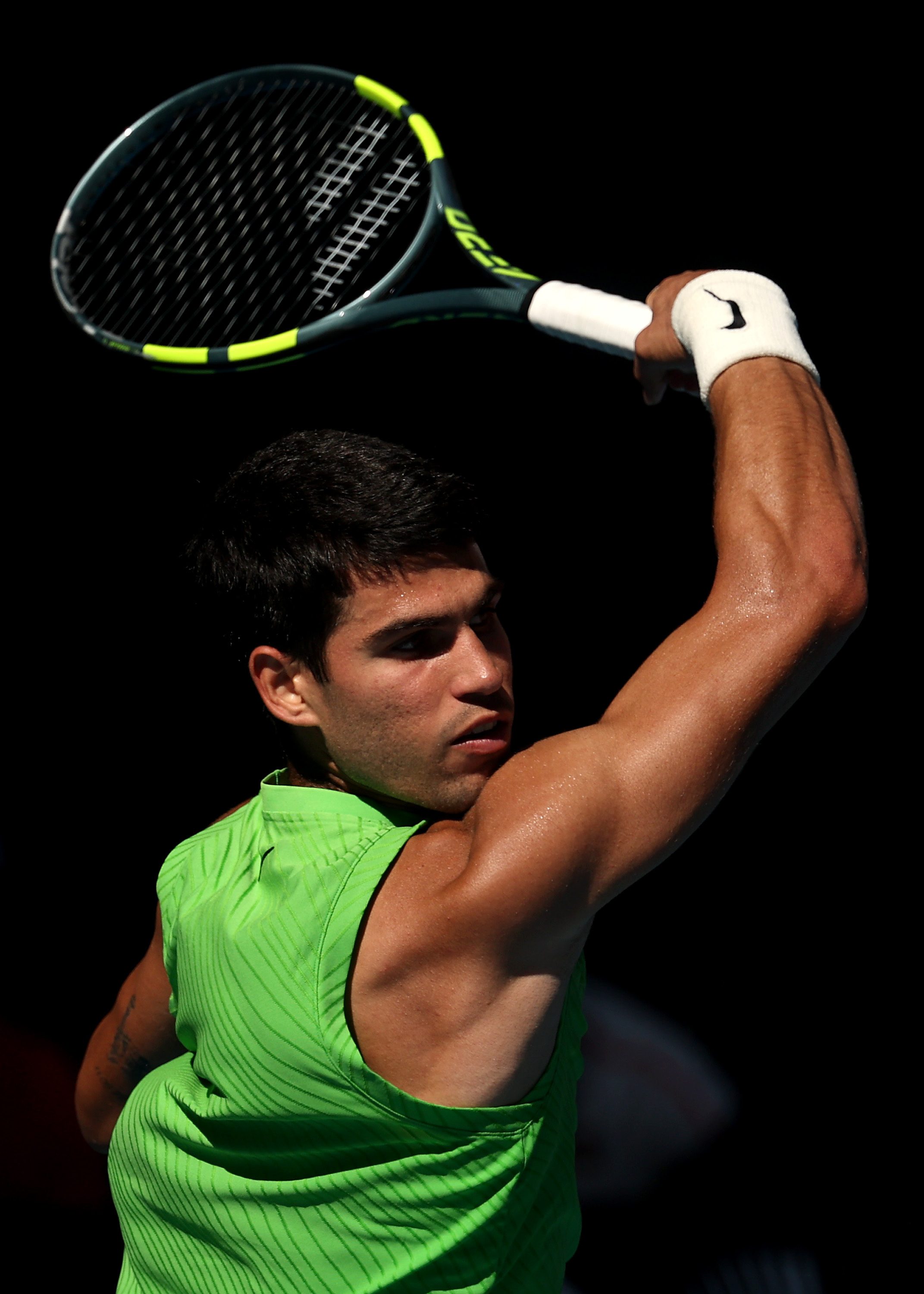 澳网2026男单半决赛，历经5小时27分钟的五盘大战后，阿尔卡拉斯6-4、7-6