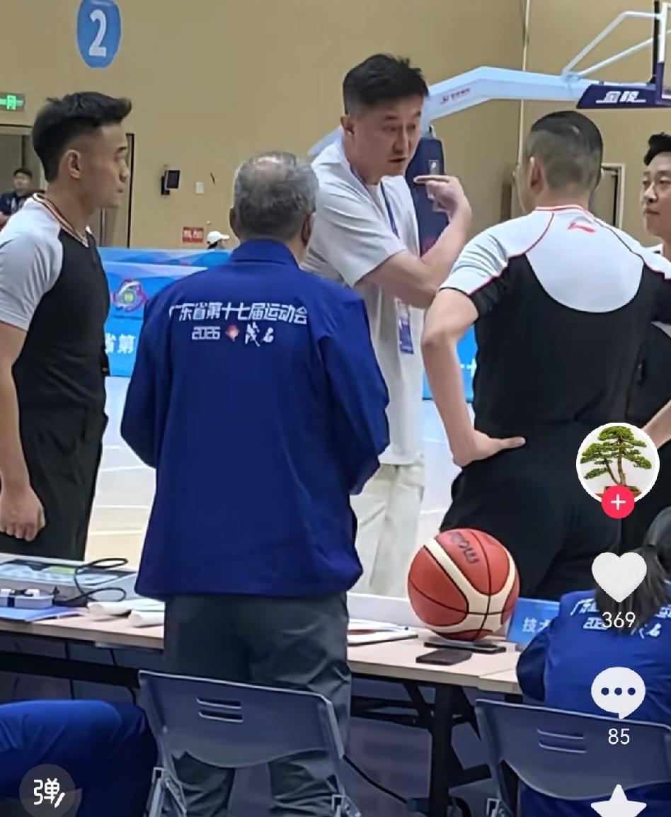 杜锋在广东省运会篮球比赛休息时间训三个裁判，不少球迷看到后觉得杜锋不应该在镜头面