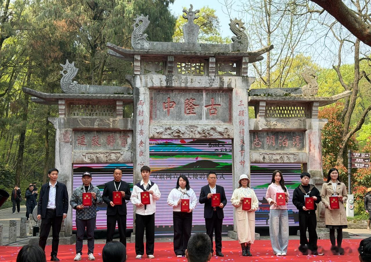 武汉樱花，襄阳春色：读懂湖北，就读懂了希望！

文/襄阳小沫

每到春风吹遍荆楚