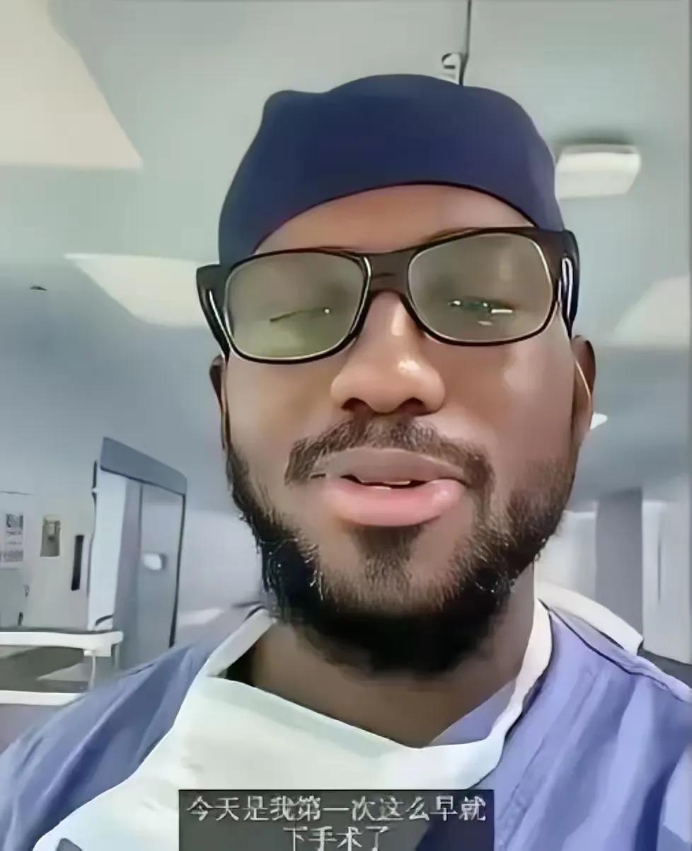 在上海交大医院里
非洲留学生穿着一身洁白的白大褂在进行着认真的医疗实习，他们的学