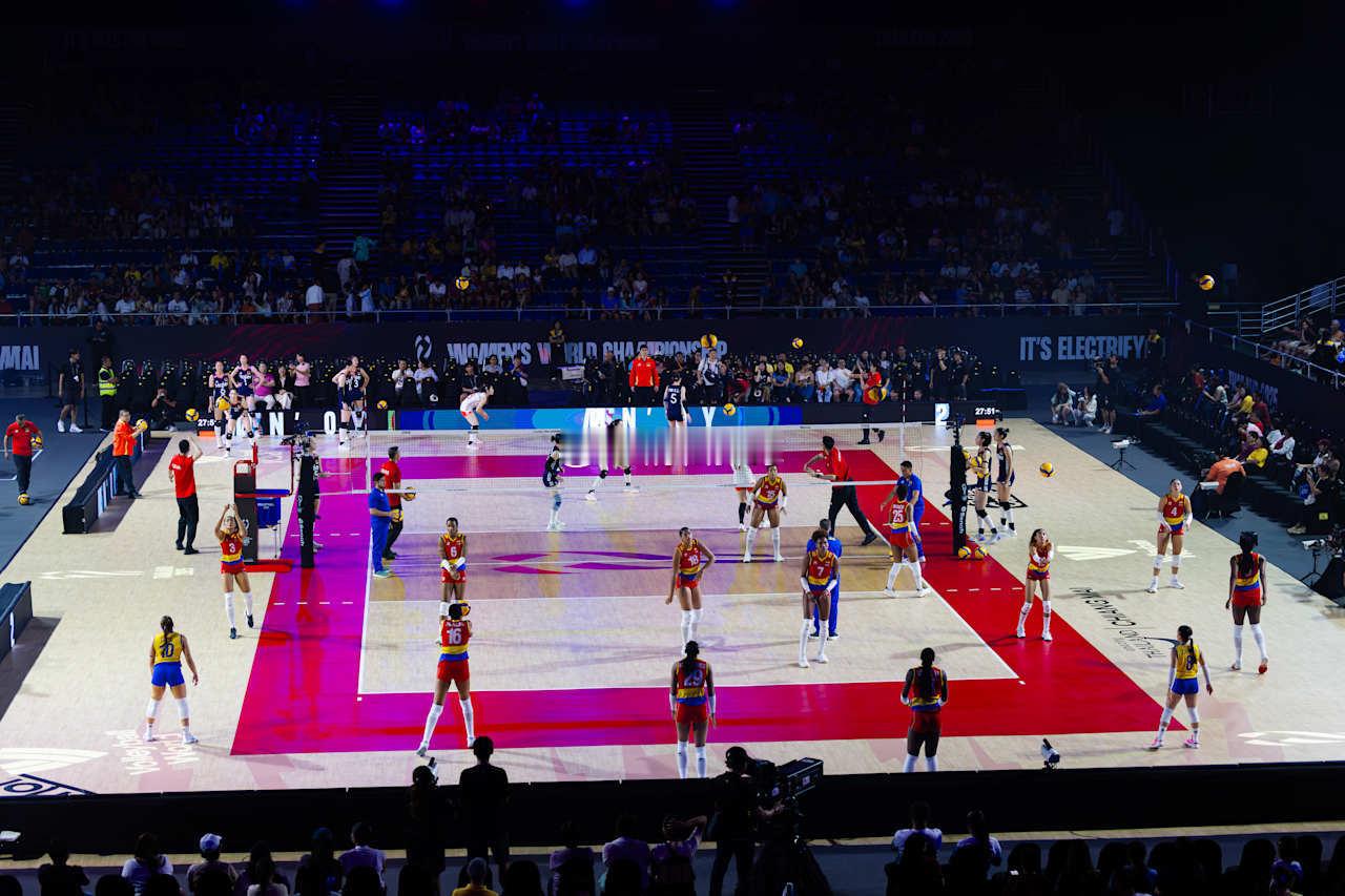 中国女排1-0哥伦比亚女排第一局技术统计总得分：25-16进攻：15-10拦网：