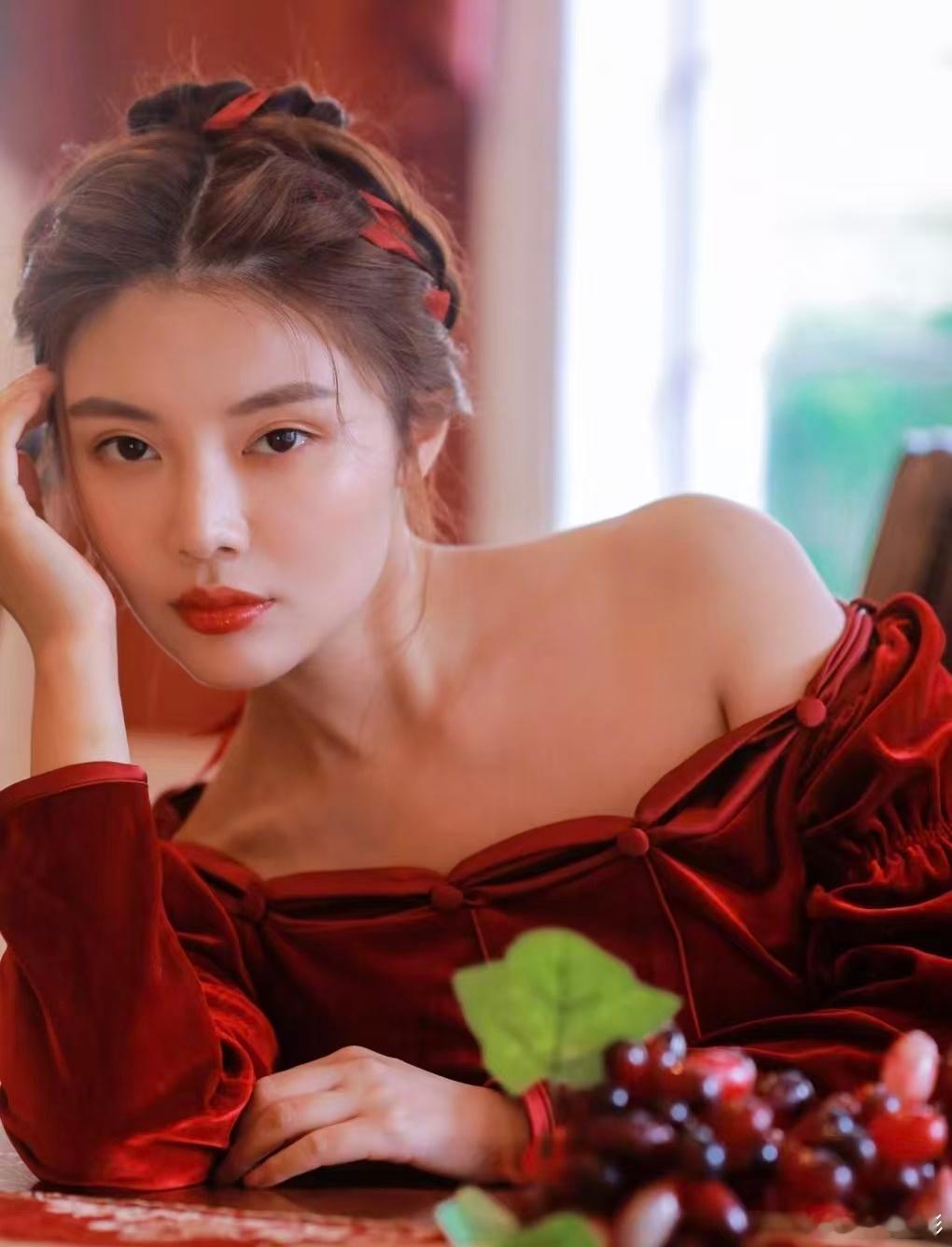 徐冬冬请把红裙焊身上 红色就是应该要配美人的呀，不得不说徐冬冬请把红裙焊身上，看