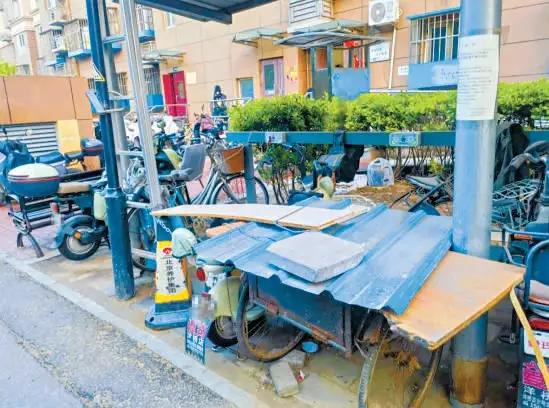 东城区百荣嘉园充电车棚被非充电车辆占用，真正需要充电的电动自行车难以进入。部分车