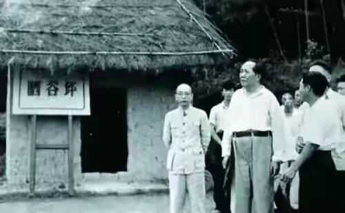 杨开智坚决支持女儿杨展参加革命，1941年杨展在晋察冀边区英勇牺牲，
年仅21岁