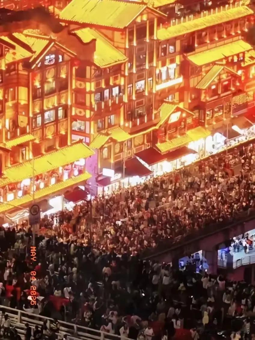 有没有一种可能是你走错地方了？看无人机的地方，人山人海。你这里毛都没有一个。[捂
