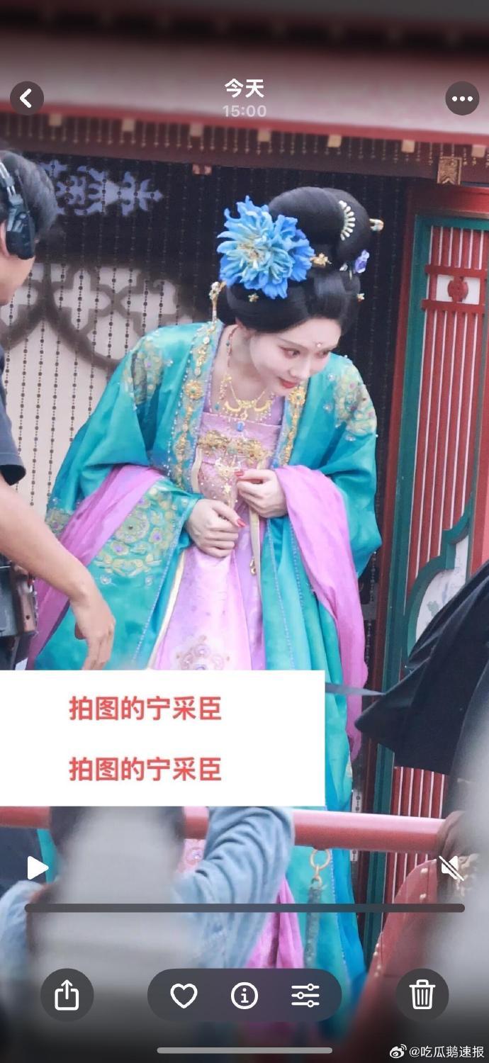 孟子义尚公主的路透画面里，蓝衣粉裙造型尽显韵味，头戴蓝花添了鲜活，服饰与配饰的搭