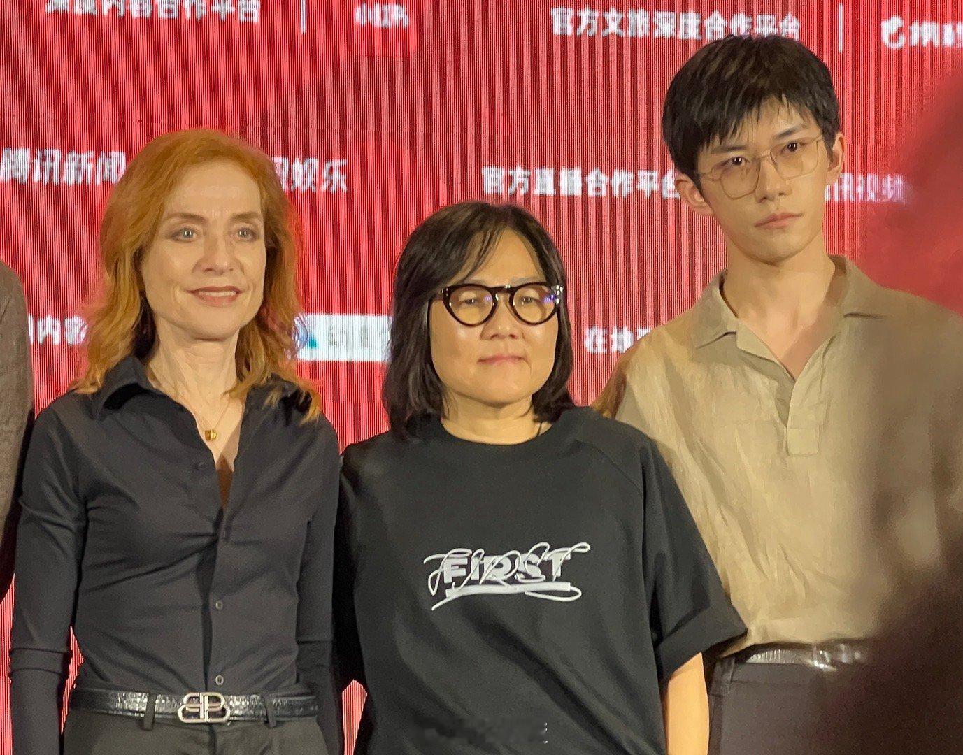 抓到一个伊莎贝尔·于佩尔、易烊千玺、许月珍的同框。易烊千玺和许月珍老师继「少年的