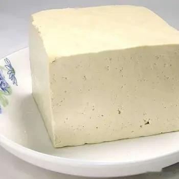 豆腐是东北人的最爱，在过去贫穷的年代里，吃上一顿豆腐也是很奢侈的一件事情。
记得