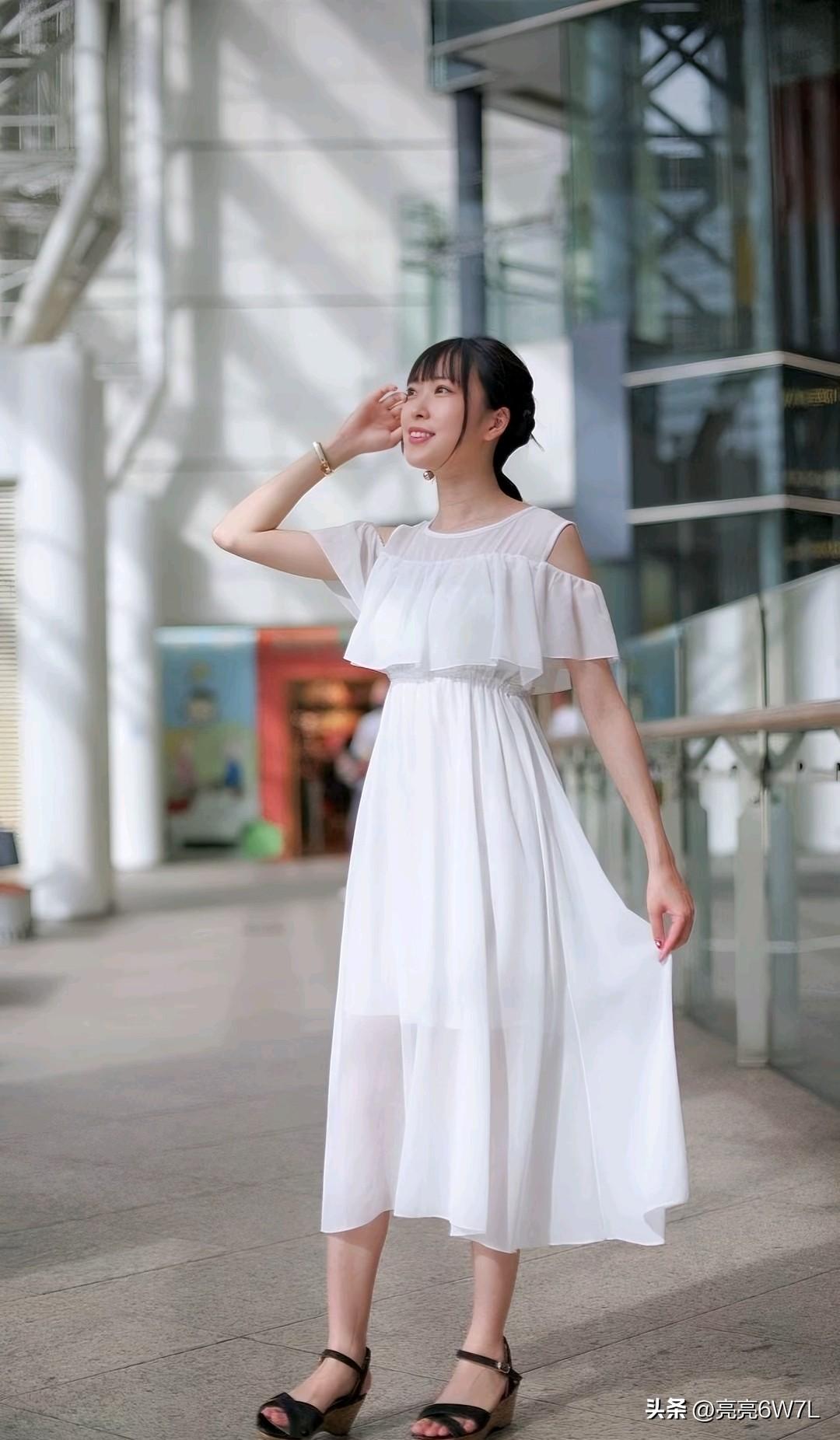 清新夏日穿搭指南，白色连衣裙搭配凉鞋，轻松自在！🌞👗👠在炎炎夏日，这样一套