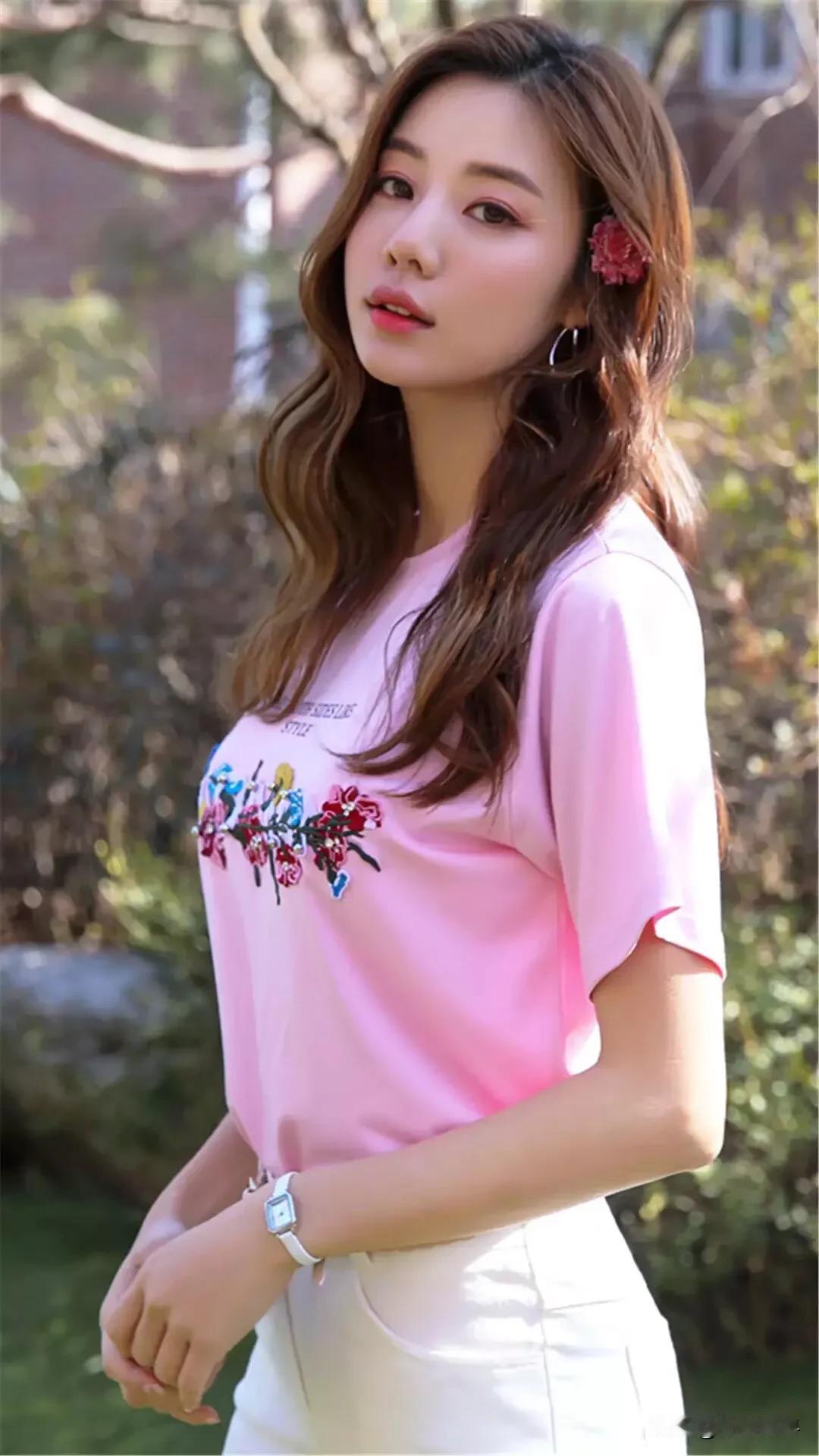 粉嫩少女风，就像春日里的一抹甜，在花海中绽放出别样的美。想象一下，一位甜美少女置