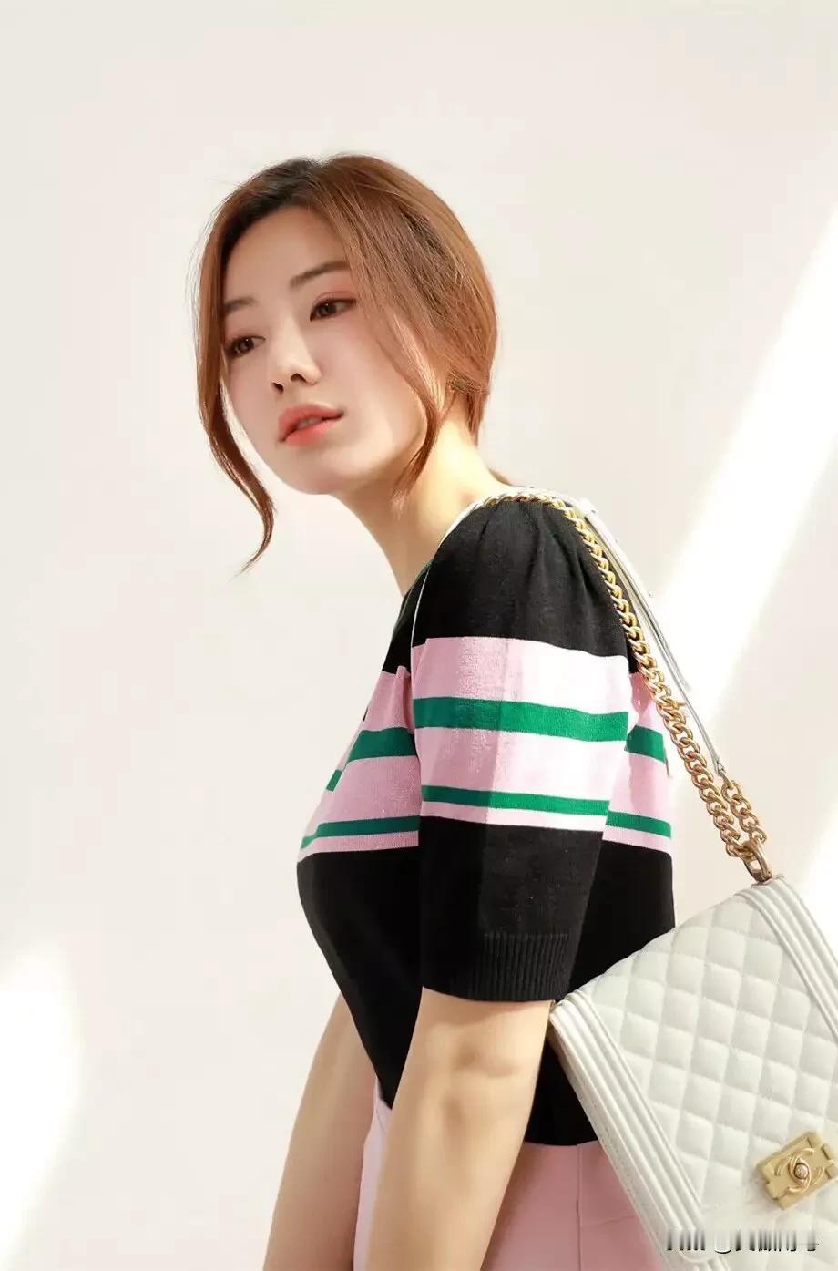 温柔甜美的条纹毛衣搭配粉色裙子和白色链条包，这组合简直是元气少女标配！
条纹毛衣